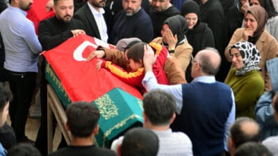 Kahramanmaraş’taki okul saldırısında hayatını kaybeden öğrenciler ve öğretmen için düzenlenen
