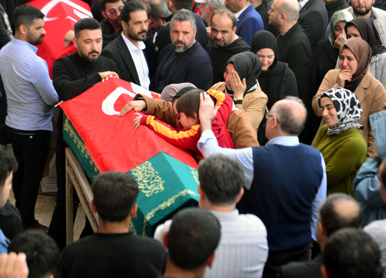 Kahramanmaraş’taki okul saldırısında hayatını kaybeden öğrenciler ve öğretmen için düzenlenen