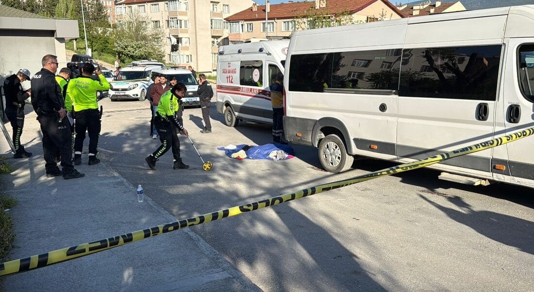 Karabük’te Servis Minibüsü Çarptı: 3 Yaşındaki Çocuk Öldü Karabük’te yola çıkan 3 yaşındaki çocuk, servis minibüsünün çarpması sonucu