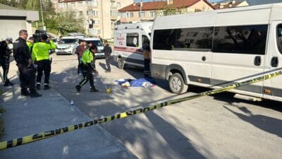 Karabük’te yola çıkan 3 yaşındaki çocuk, servis minibüsünün çarpması sonucu