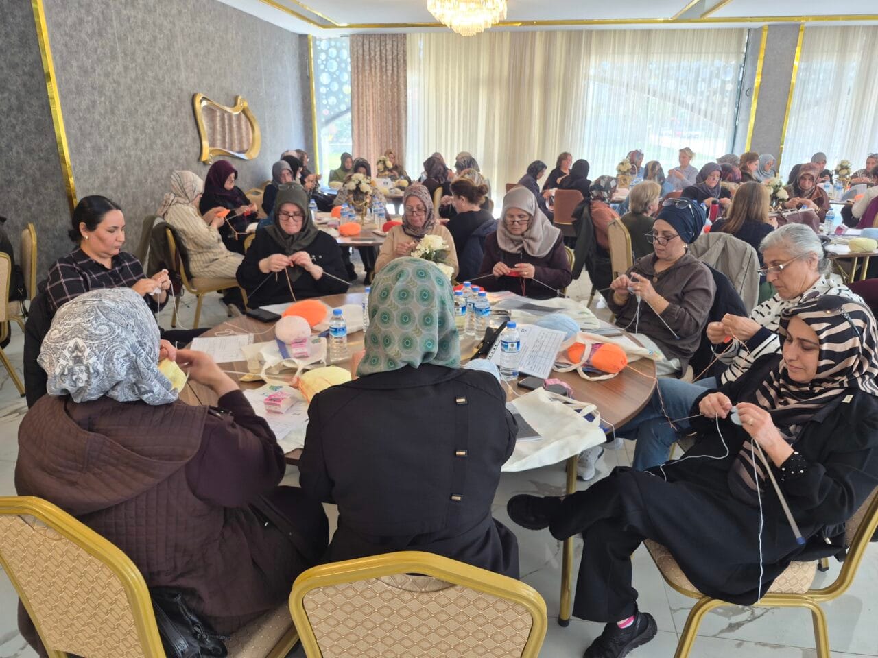 Malatya’da düzenlenen el örgüsü yarışmasında 90 kadın 40 dakika boyunca