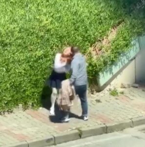 İstanbul Maltepe’de bir kişinin tartıştığı kadını darbettiği anlar cep telefonu