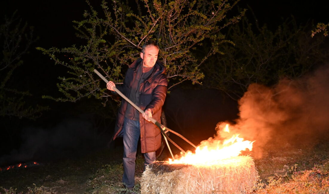 Manisa’nın Demirci ilçesinde badem üreticileri, zirai dona karşı dumanlama yöntemiyle
