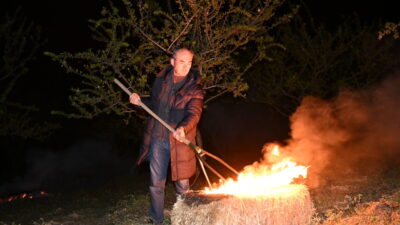 Manisa’nın Demirci ilçesinde badem üreticileri, zirai dona karşı dumanlama yöntemiyle