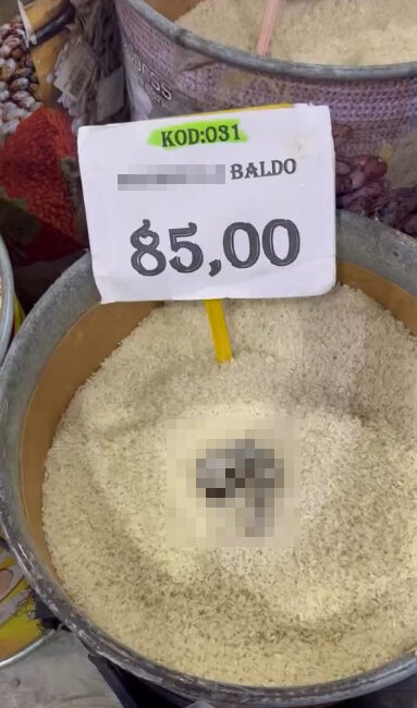 Mersin’de bir markette açıkta satılan pirinçte kedi dışkısı bulunduğu iddiası