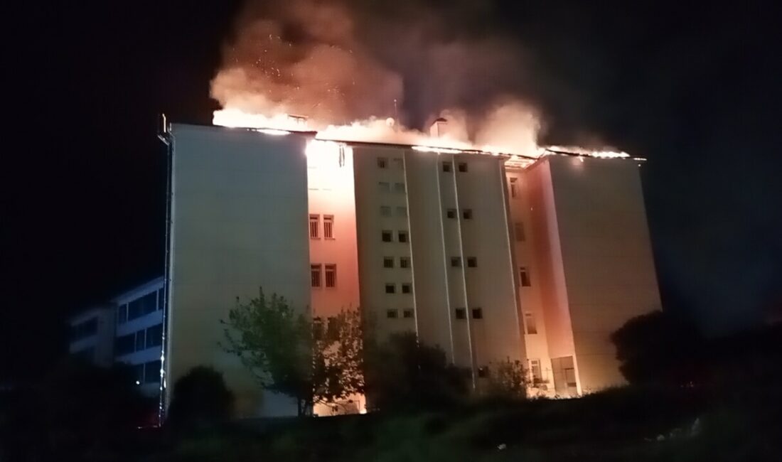 Nazilli Fen Lisesi pansiyonunda çıkan yangında 46 öğrenci tahliye edildi.