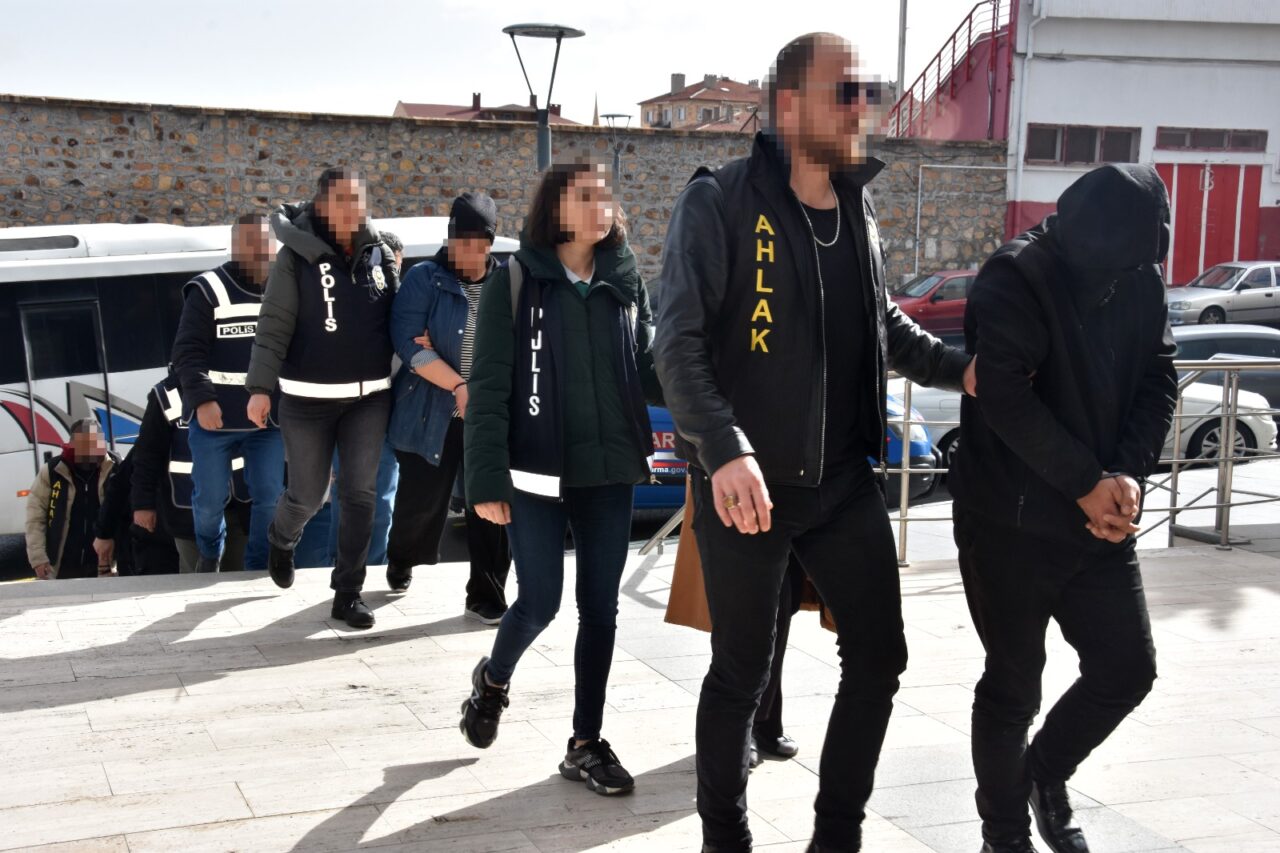 Nevşehir’in Kozaklı ilçesinde düzenlenen fuhuş operasyonunda 8 şüpheli gözaltına alındı.