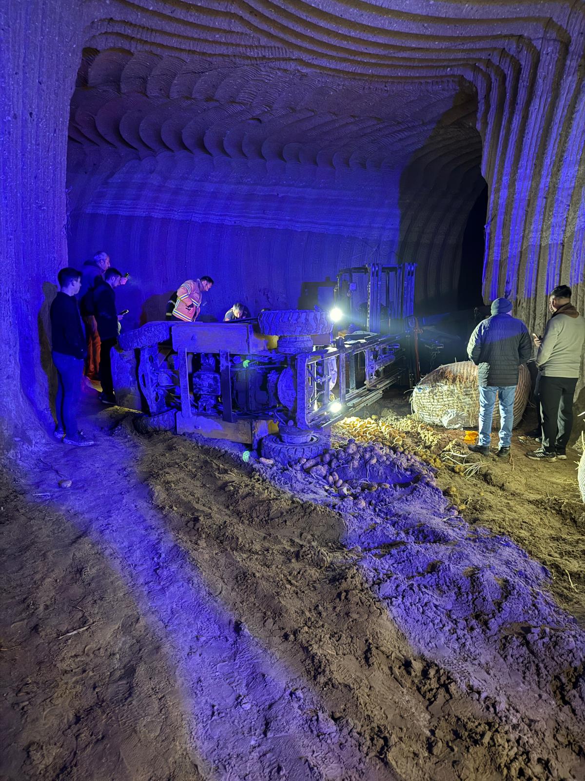 Nevşehir’de patates deposunda forkliftin devrilmesi sonucu operatör hayatını kaybetti. Olayla