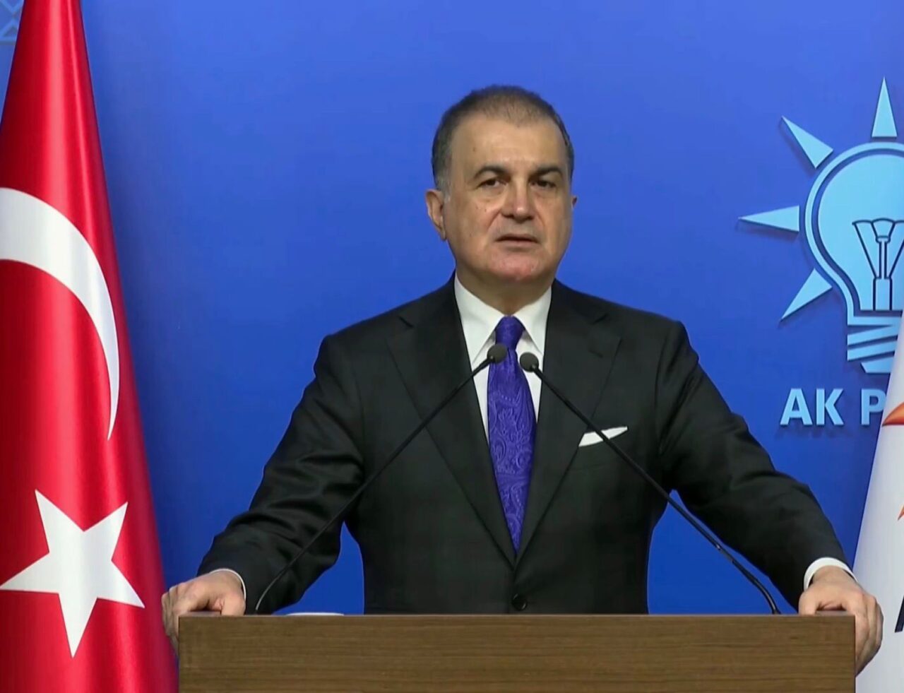 AK Parti Sözcüsü Ömer Çelik, seçimlerin zamanında yapılması gerektiğini açıkladı.