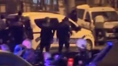 Sakarya’nın Adapazarı ilçesinde KADES ihbarı üzerine olay yerine giden polis