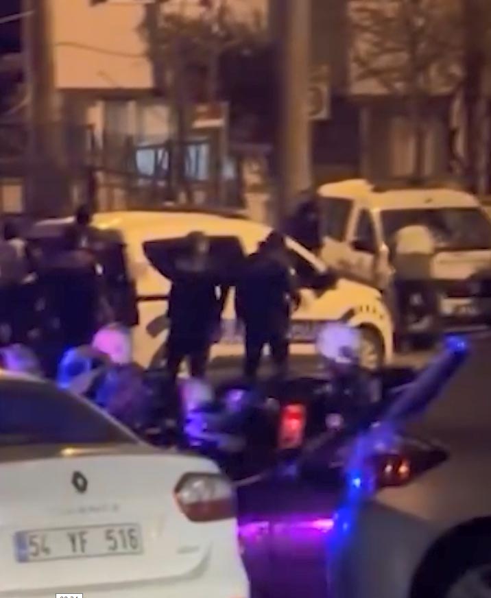 Sakarya’nın Adapazarı ilçesinde KADES ihbarı üzerine olay yerine giden polis