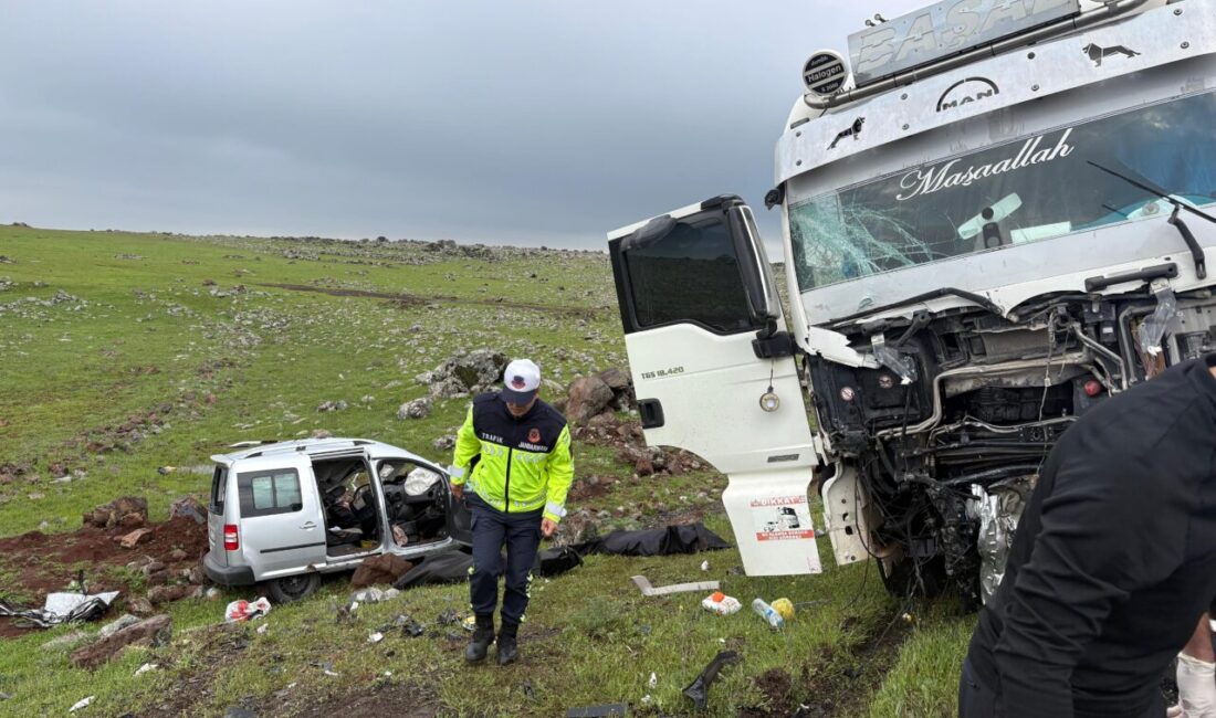 Şanlıurfa Siverek’te TIR ile hafif ticari aracın çarpıştığı kazada 2