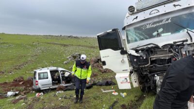 Şanlıurfa Siverek’te TIR ile hafif ticari aracın çarpıştığı kazada 2