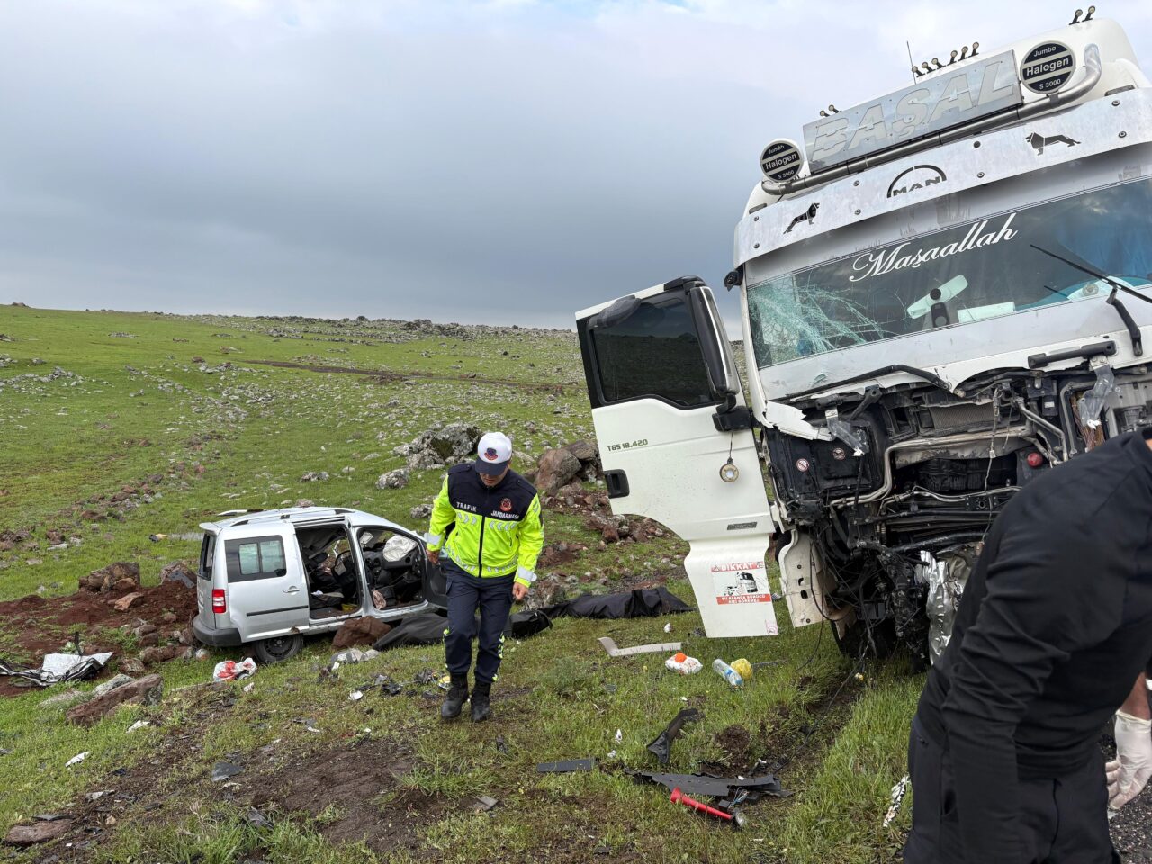 Şanlıurfa Siverek’te TIR ile hafif ticari aracın çarpıştığı kazada 2
