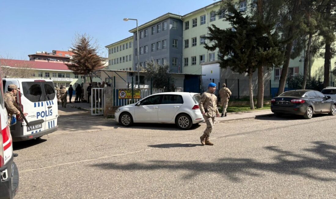Şanlıurfa Siverek’te liseye giren silahlı saldırgan rastgele ateş açtı. Aralarında