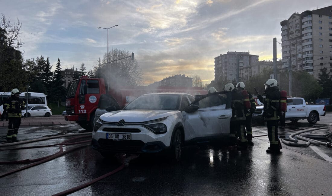 Seyir Halindeki Elektrikli Otomobil Alev Aldı Kayseri’de seyir halindeyken alev alan elektrikli otomobil paniğe neden oldu.