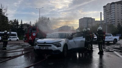 Kayseri’de seyir halindeyken alev alan elektrikli otomobil paniğe neden oldu.