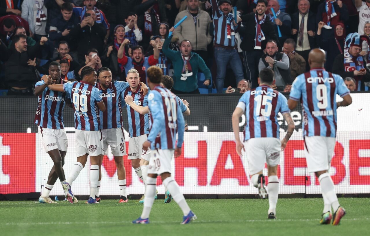 Trabzonspor, Süper Lig’in 28. haftasında lider Galatasaray’ı sahasında 2-1 mağlup