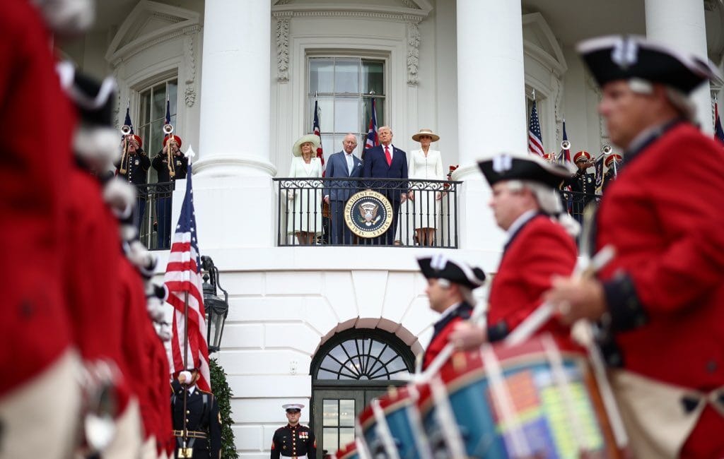 Trump’tan Kral Charles’a Beyaz Saray’da Görkemli Karşılama İngiltere Kralı Charles ve Kraliçe Camilla, ABD’ye yaptıkları resmi ziyaret