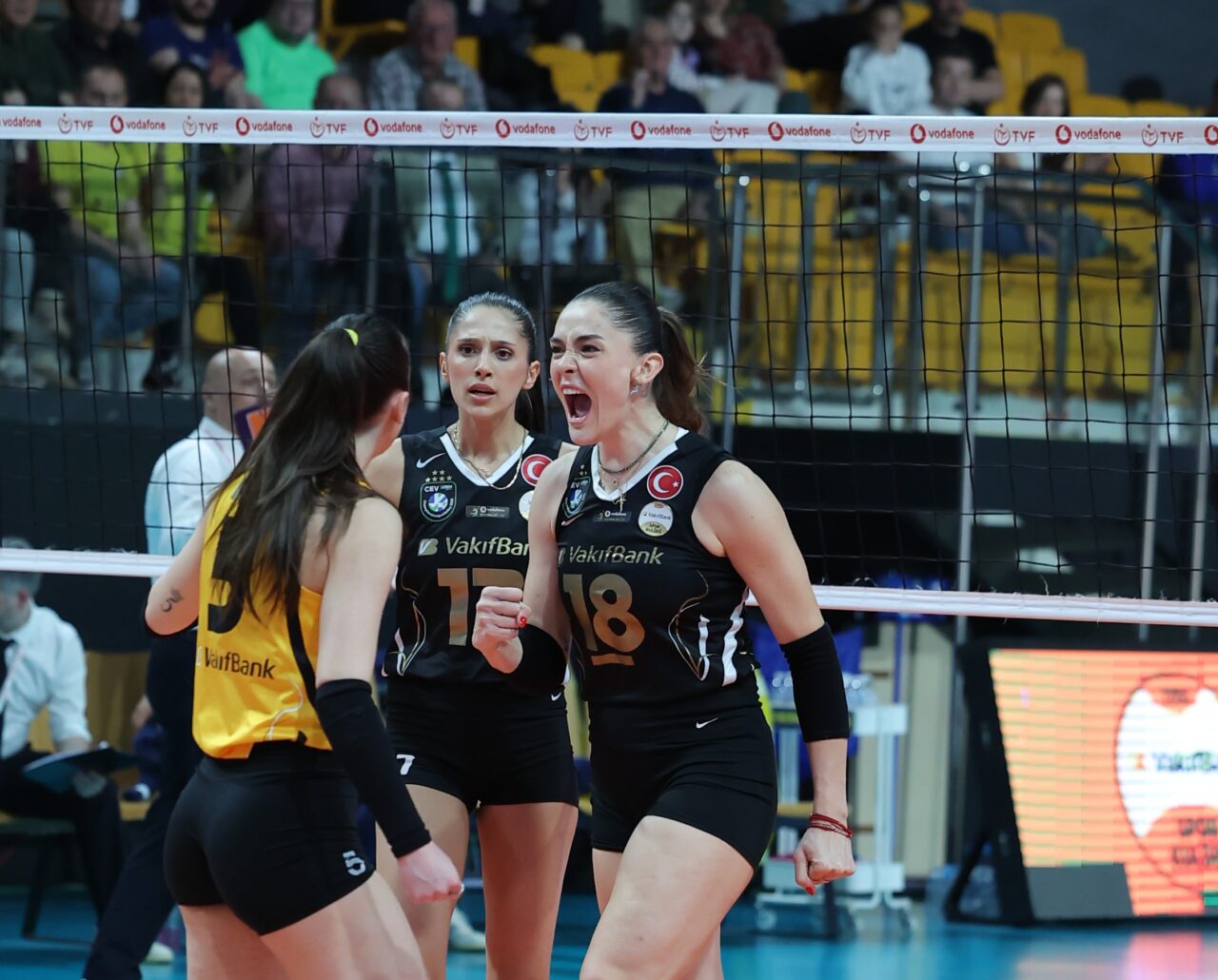 VakıfBank, Sultanlar Ligi final serisinin üçüncü maçında Fenerbahçe’yi 3-1 mağlup