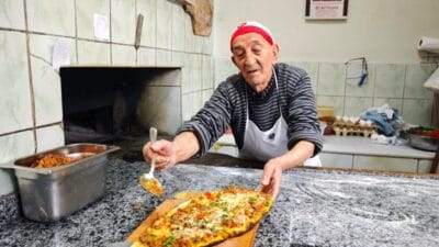 Artvin’de yaşayan 82 yaşındaki pide ustası Habip Kantar, 65 yıldır