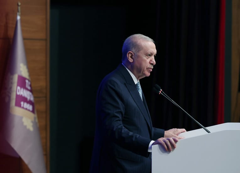 Cumhurbaşkanı Erdoğan’dan “Yeni Anayasa” Çağrısı: “Toplumun Devlete Deklarasyonu Olmalı” Cumhurbaşkanı Erdoğan, Danıştay'ın kuruluş yıl dönümünde Türkiye'nin darbe anayasalarından kurtulması
