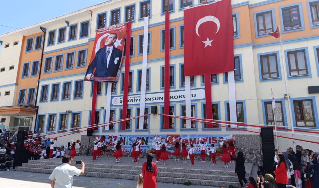 19 Mayıs Tüm Türkiye’de Coşkuyla Kutlanıyor: Konya’da Çifte Bayram, Sivas’ta Dev Koreografi! 19 Mayıs tüm yurtta coşkuyla kutlanırken, meydanlardan ve okullardan harika