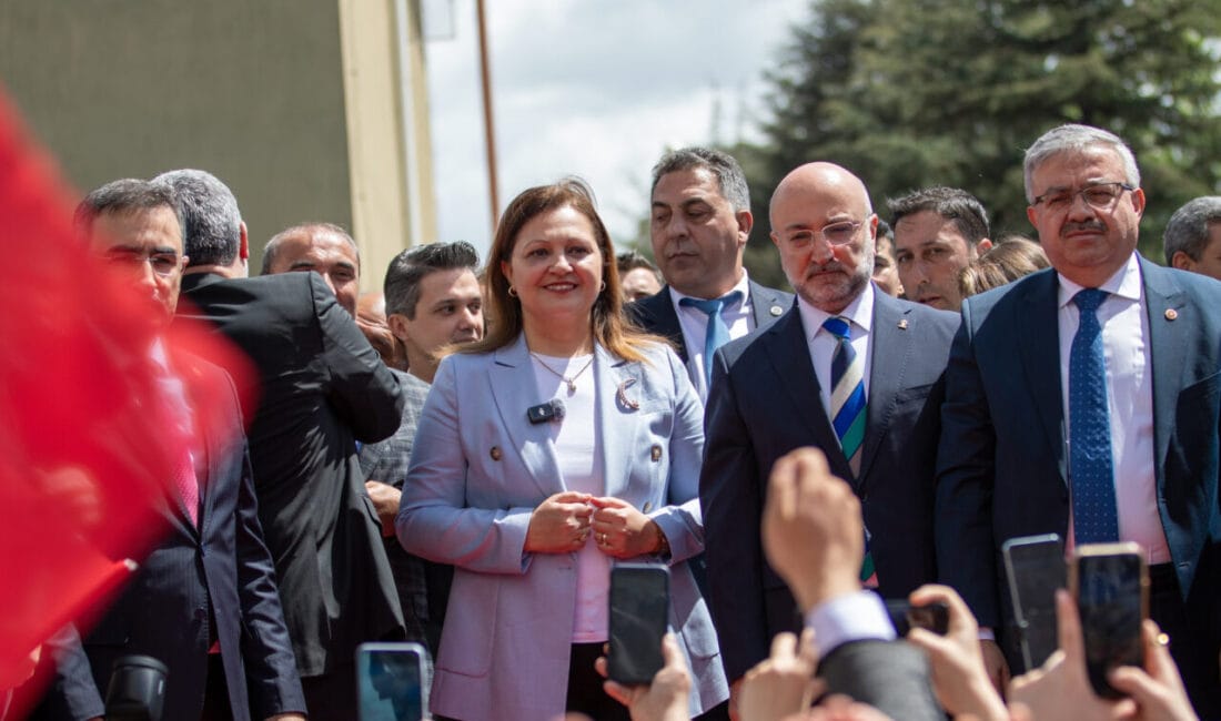 Afyonkarahisar’da Yeni Dönem: Burcu Köksal Belediye Önünde Mehterle Karşılandı AK Parti'nin en yeni üyelerinden Afyonkarahisar Belediye Başkanı Burcu Köksal,