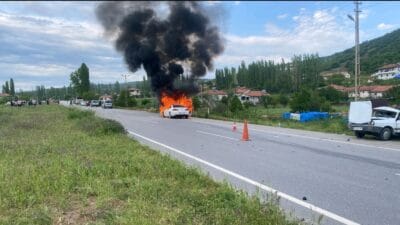 Amasya'da kavşakta feci çarpışma: Otomobil anında alev aldı, dede ile