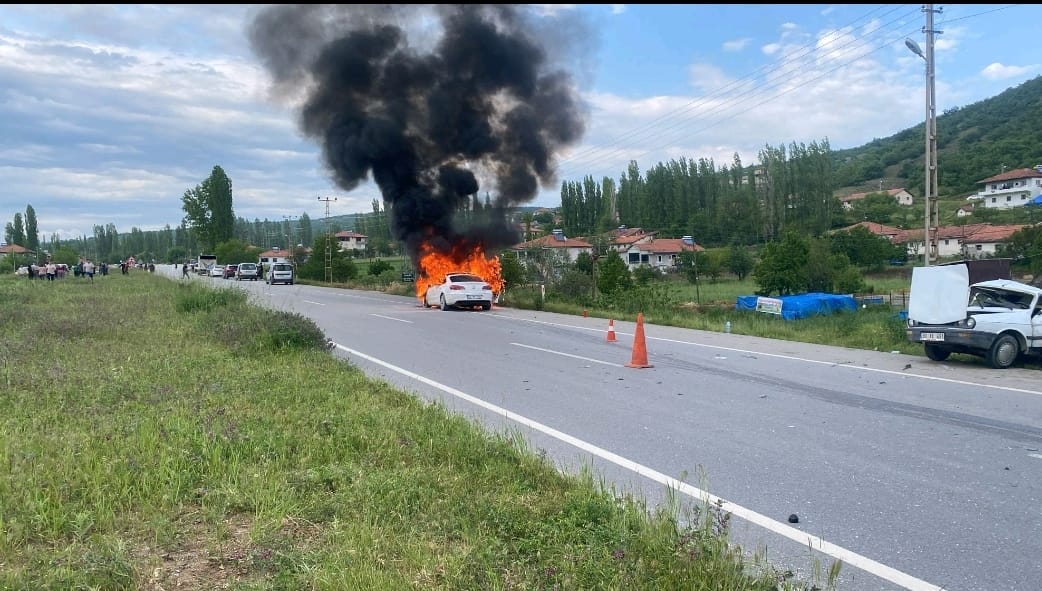 Amasya'da kavşakta feci çarpışma: Otomobil anında alev aldı, dede ile