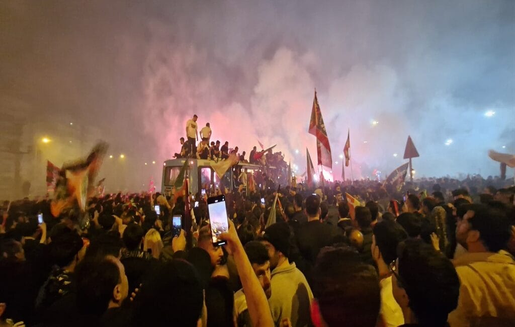 Amedspor Kutlamalarında 11 Yaralı, 10 Gözaltı Diyarbakır’da Amedspor’un Süper Lig’e yükselmesi sonrası yapılan kutlamalarda 11 kişi