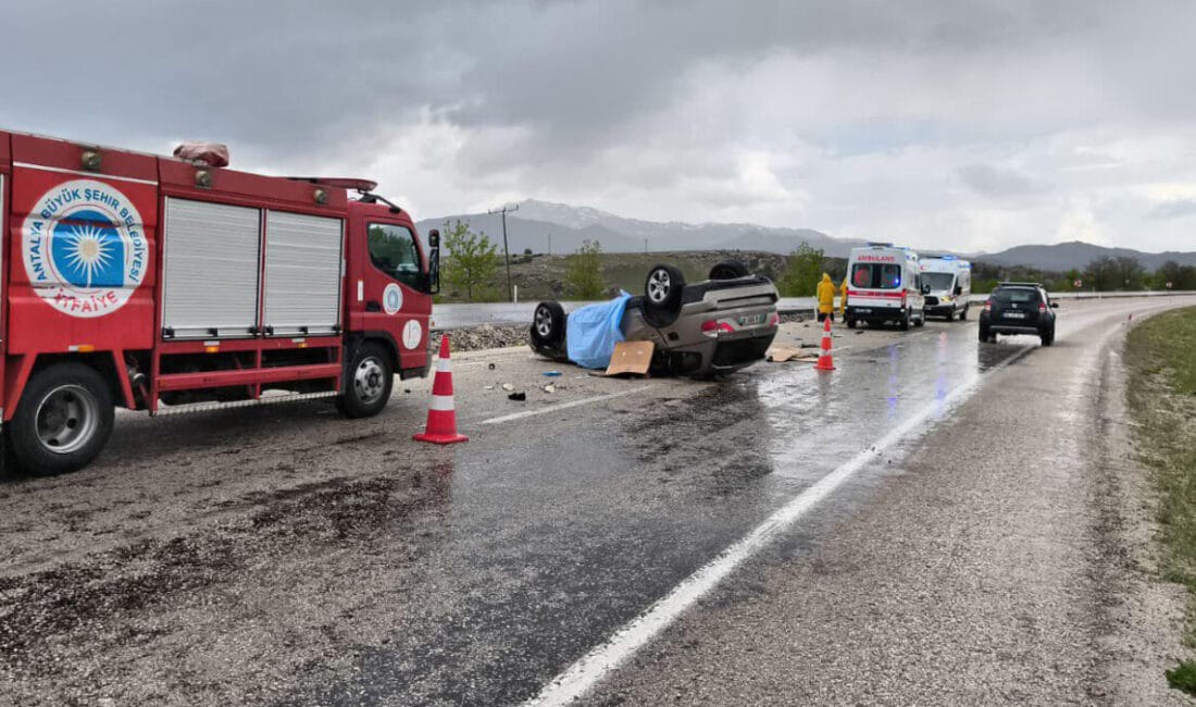 Antalya’da Feci Kaza: Yaşlı Çift Hayatını Kaybetti! Antalya'nın Korkuteli ilçesinde yağmurun kayganlaştırdığı yolda kontrolden çıkan gurbetçi ailenin