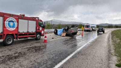 Antalya'nın Korkuteli ilçesinde yağmurun kayganlaştırdığı yolda kontrolden çıkan gurbetçi ailenin