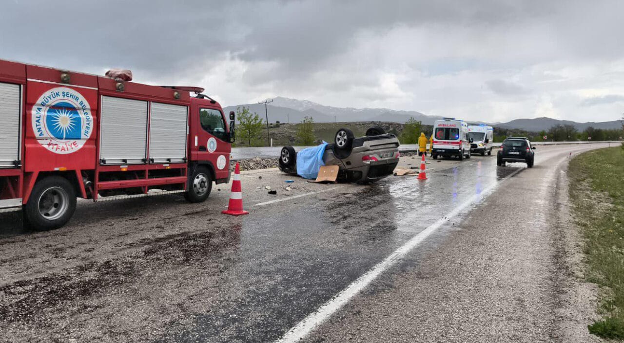 Antalya'nın Korkuteli ilçesinde yağmurun kayganlaştırdığı yolda kontrolden çıkan gurbetçi ailenin