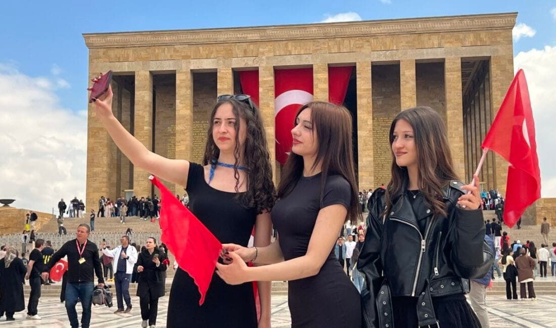 19 Mayıs coşkusu Başkent'te dalga dalga yayıldı. Resmi tören biter