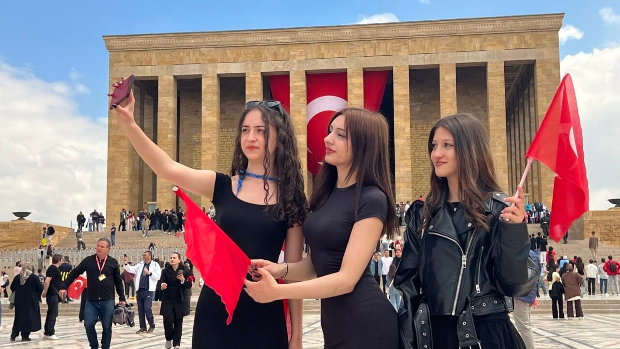 19 Mayıs coşkusu Başkent'te dalga dalga yayıldı. Resmi tören biter