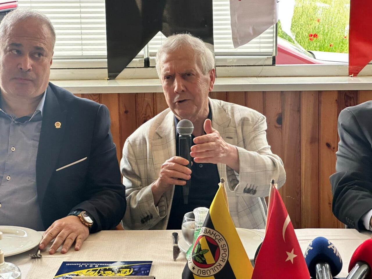 Aziz Yıldırım'dan Fenerbahçe taraftarına canlı yayında şampiyonluk sözü: "Gerekirse tribüne