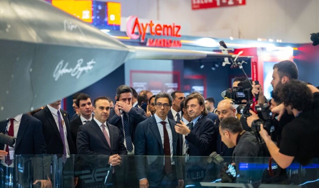 BAE Devlet Başkanı Yardımcısı Al Nahyan’dan SAHA EXPO 2026’ya Çıkarma Birleşik Arap Emirlikleri Devlet Başkanı Yardımcısı Şeyh Al Nahyan, İstanbul'daki