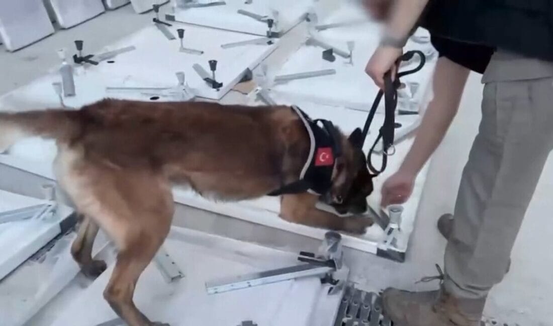 İstanbul Bağcılar'da polis ekipleri, bir kamyoneti durdurarak film sahnelerini aratmayan