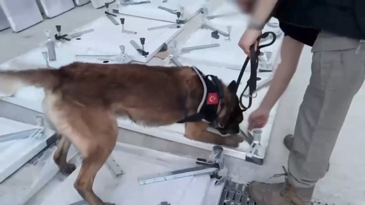 İstanbul Bağcılar'da polis ekipleri, bir kamyoneti durdurarak film sahnelerini aratmayan