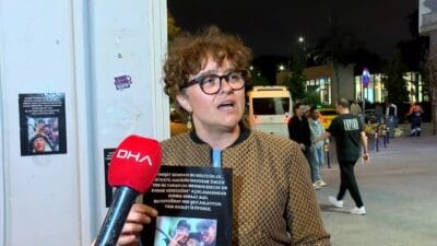 Bakırköy Meydanı'nda yürek yakan eylem: Acılı anne, oğlunun katillerinin fotoğraflarını