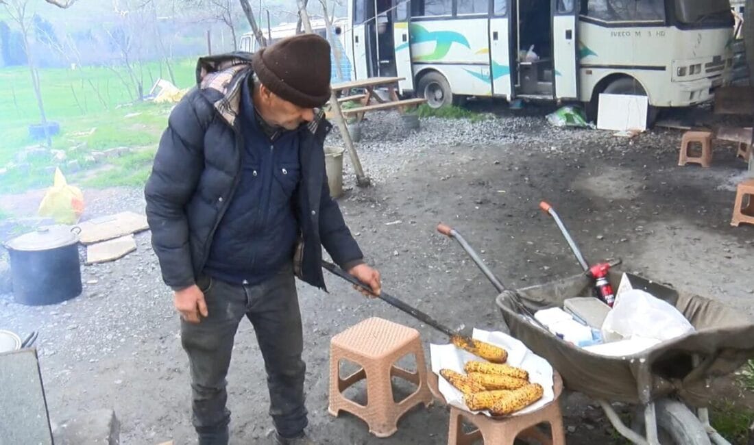 Bayat Mısıra Kızdı, Mısırcı Oldu: “Ordulu Dursun Dayı” Yılda 50 Bin Satıyor İstanbul'da yaşayan Ordulu Dursun Öztürk, yıllar önce Eminönü'nde yediği bayat