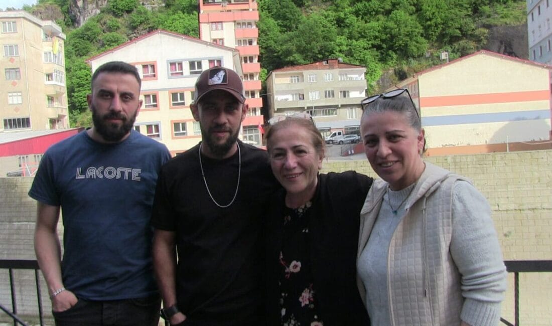Borçka’da Kahramanlık Destanı: Dereye Düşen Eslem’i Ölümün Kıyısından Aldılar Artvin Borçka'da 11 yaşındaki Eslem, topunun peşinden giderken dereye düşüp