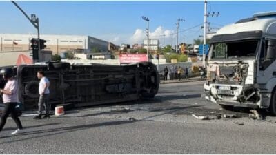 Kocaeli’nin Çayırova ilçesinde işçileri taşıyan servis minibüsü ile bir TIR’ın