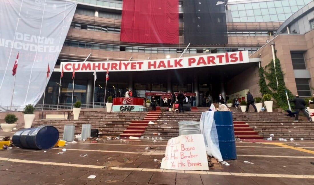 CHP Genel Merkezi’nde Büyük Tahribat: Özgür Özel’in Fotoğrafı İndirildi CHP Genel Merkezi'nden ilk görüntüler geldi: İçeride polise karşı barikat