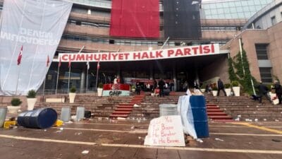 CHP Genel Merkezi'nden ilk görüntüler geldi: İçeride polise karşı barikat