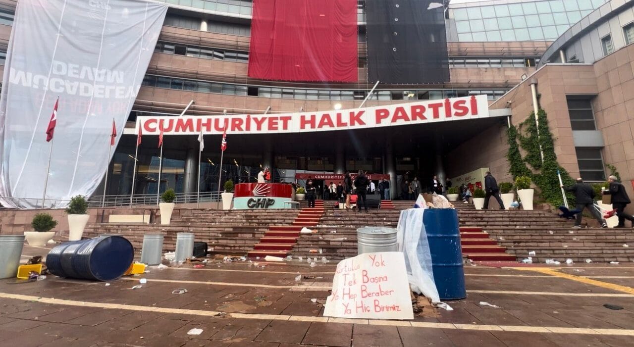 CHP Genel Merkezi'nden ilk görüntüler geldi: İçeride polise karşı barikat