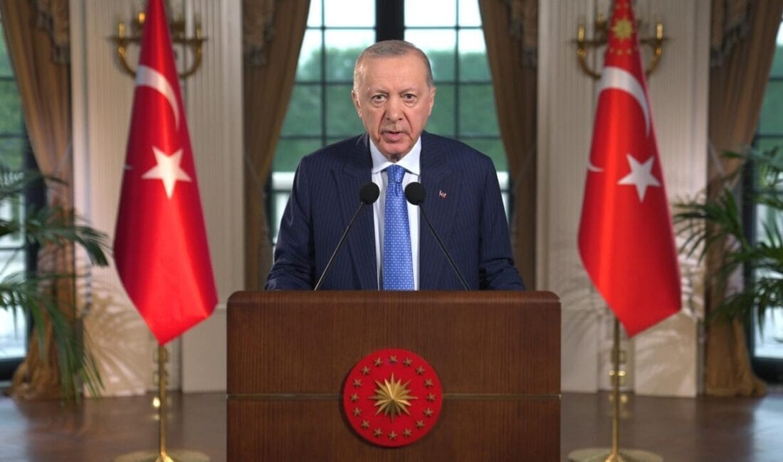 Cumhurbaşkanı Erdoğan’dan Çifte Mesaj: Kocaeli’de Gençlik Şöleni, New York’ta Türk Günü Coşkusu Cumhurbaşkanı Erdoğan bugün iki farklı kıtaya birden seslendi. Kocaeli'de stadyumu