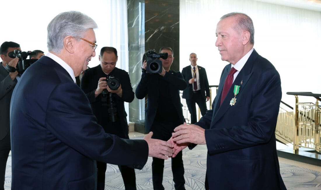 Erdoğan ve Tokayev’den Astana Çıkartması: Ticaret Hedefi 15 Milyar Dolar Cumhurbaşkanı Erdoğan Kazakistan'da gövde gösterisi yaptı. İki ülke arasındaki 10