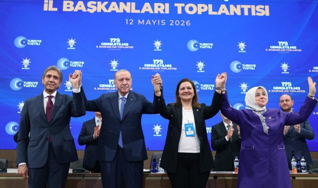 Erdoğan’dan 25. Yıl Vizyonu ve Muhalefete “Diaspora” Tepkisi Cumhurbaşkanı Erdoğan, AK Parti'nin 25. yılına girerken partisinde değişim ve
